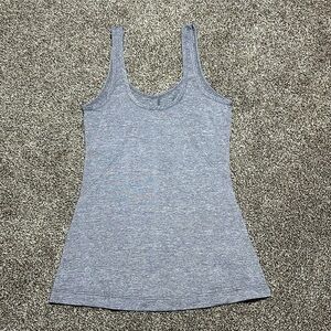 Lululemon RARE fitted silver tank with stretch and slight shimmer NO SIZE TAG 4?
